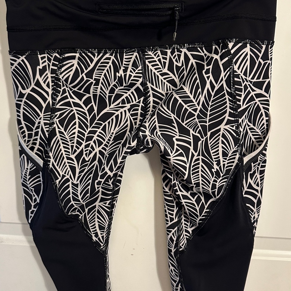Lululemon Run a Marathon Crop II Pretty Palm Black Angel Wing Leggings Size 6 - Picture 6 of 16